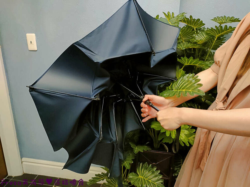 生活小物【ROLLS反向瞬間捲收傘】大雨來襲!反收大傘片乾爽完全不濕身.自動收傘超快速 - Fresa芙芮莎♥莎旅憶食