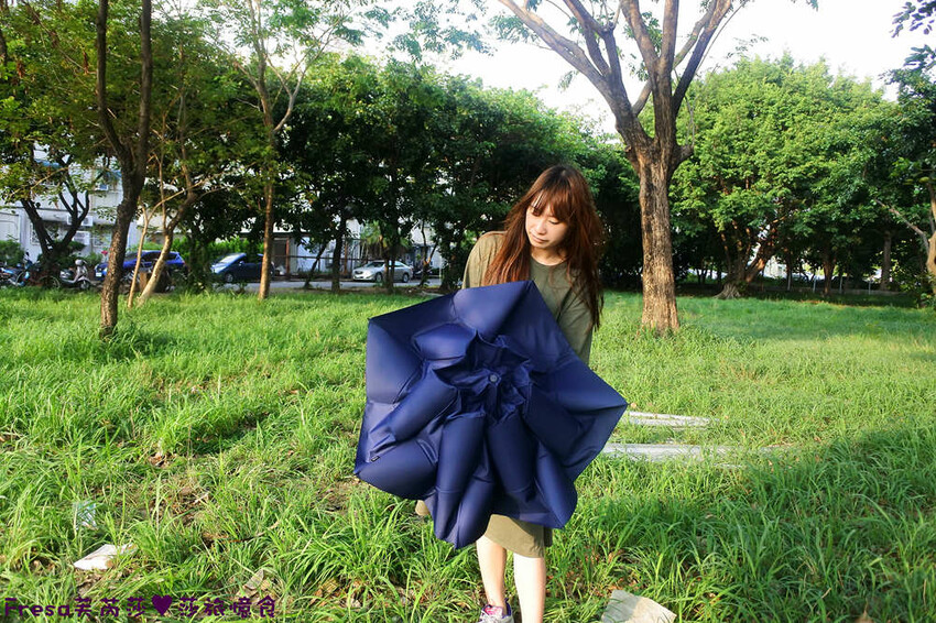 生活小物【ROLLS反向瞬間捲收傘】大雨來襲!反收大傘片乾爽完全不濕身.自動收傘超快速 - Fresa芙芮莎♥莎旅憶食