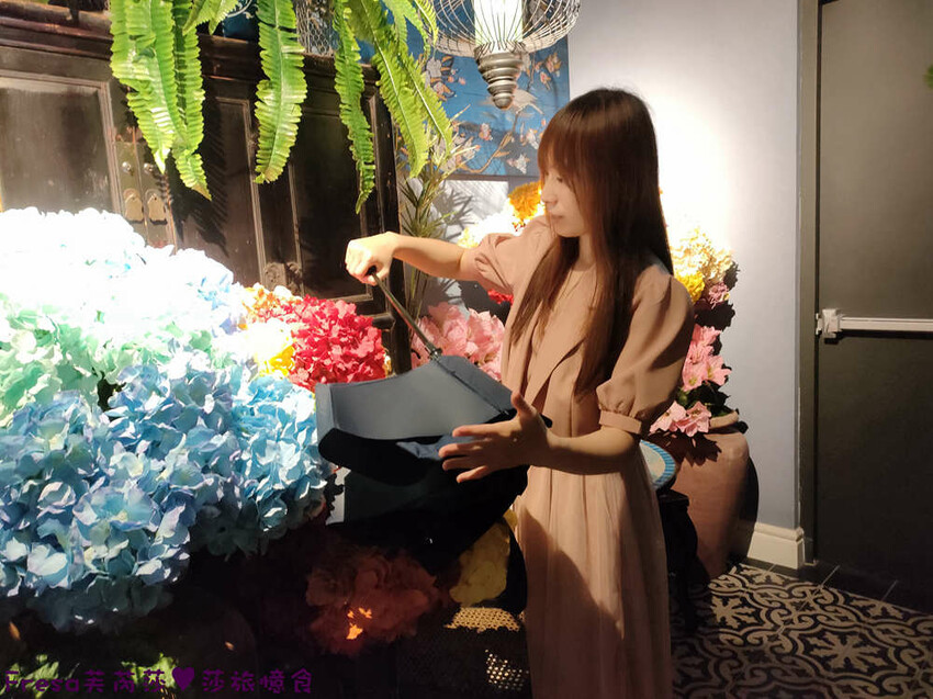 生活小物【ROLLS反向瞬間捲收傘】大雨來襲!反收大傘片乾爽完全不濕身.自動收傘超快速 - Fresa芙芮莎♥莎旅憶食