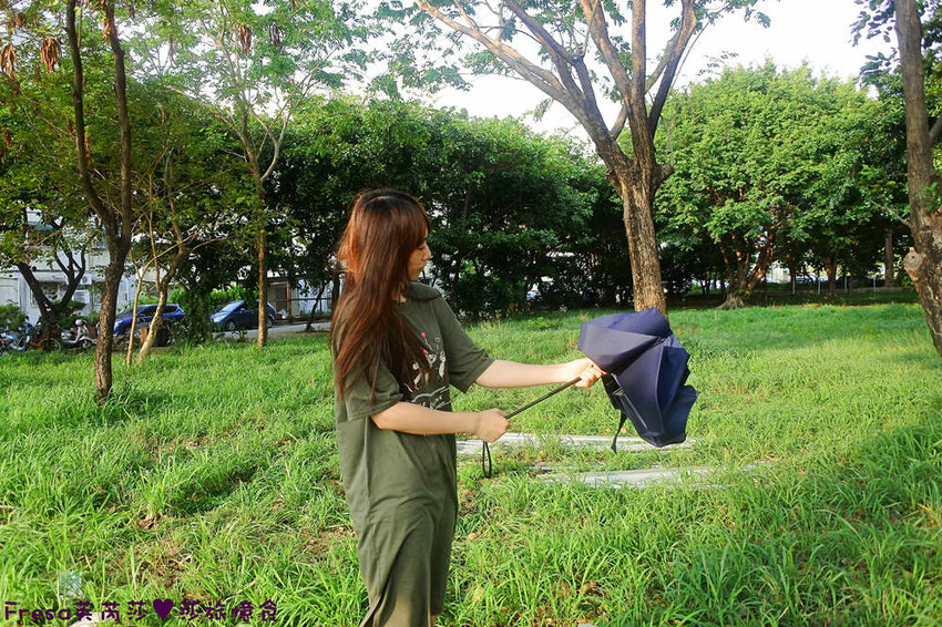 生活小物【ROLLS反向瞬間捲收傘】大雨來襲!反收大傘片乾爽完全不濕身.自動收傘超快速 - Fresa芙芮莎♥莎旅憶食
