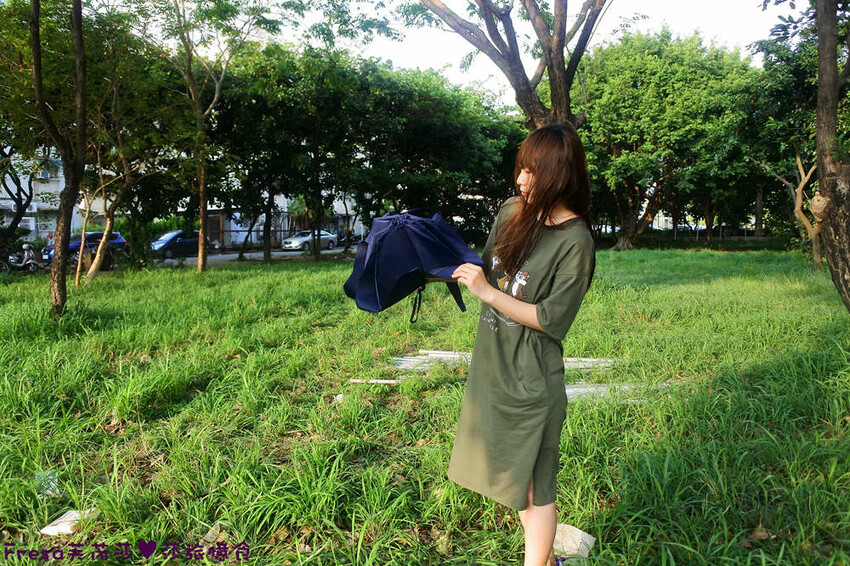 生活小物【ROLLS反向瞬間捲收傘】大雨來襲!反收大傘片乾爽完全不濕身.自動收傘超快速 - Fresa芙芮莎♥莎旅憶食