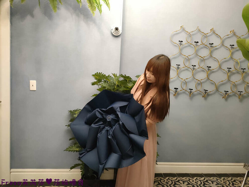 生活小物【ROLLS反向瞬間捲收傘】大雨來襲!反收大傘片乾爽完全不濕身.自動收傘超快速 - Fresa芙芮莎♥莎旅憶食