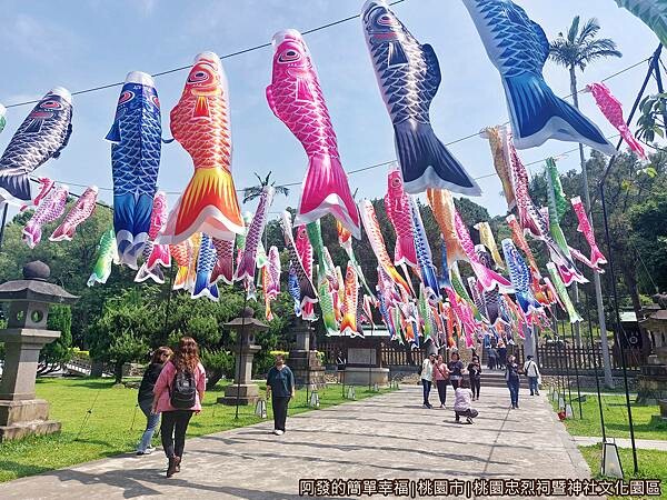 桃園神社04-平日的參道石燈籠（獻燈）與鯉魚旗.jpg