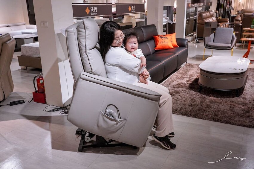 晶華傢俱洲際店 | 台中家具推薦,百款平價精品床墊沙發任君挑選,還有哺乳媽媽必推的沃荷電動單人沙發哦~ - 艾薇覓食趣