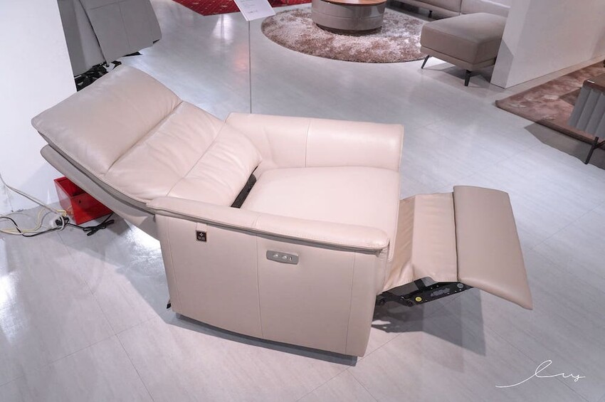 晶華傢俱洲際店 | 台中家具推薦,百款平價精品床墊沙發任君挑選,還有哺乳媽媽必推的沃荷電動單人沙發哦~ - 艾薇覓食趣