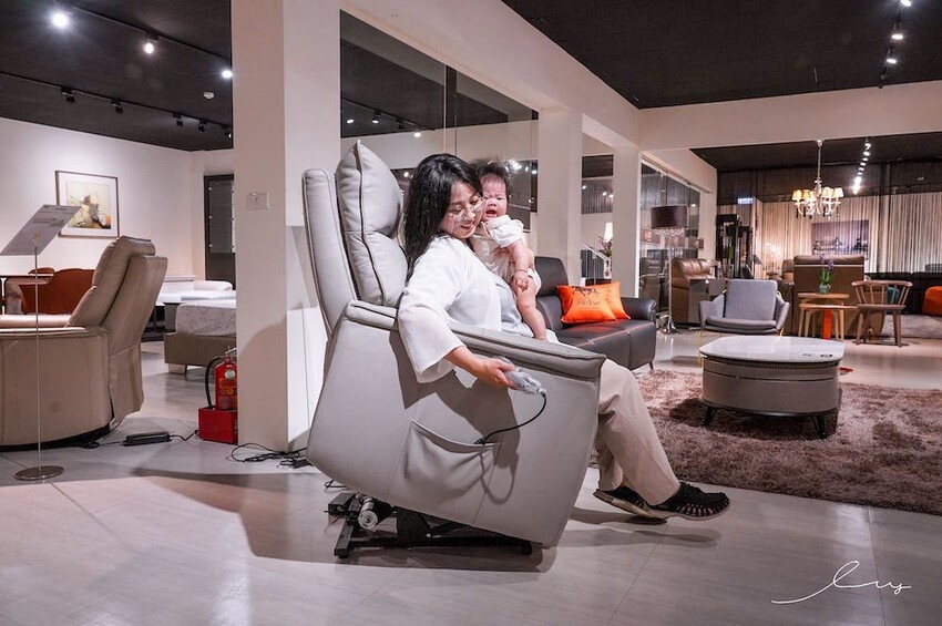 晶華傢俱洲際店 | 台中家具推薦,百款平價精品床墊沙發任君挑選,還有哺乳媽媽必推的沃荷電動單人沙發哦~ - 艾薇覓食趣