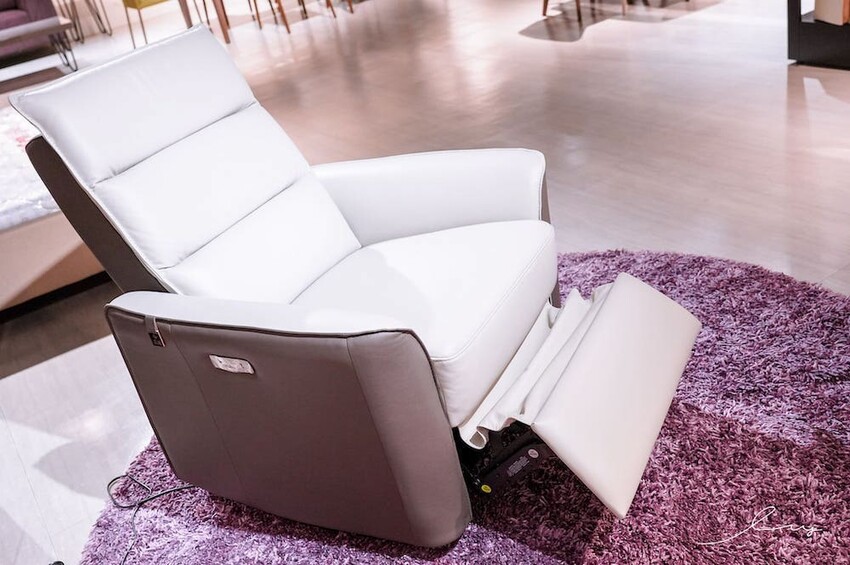 晶華傢俱洲際店 | 台中家具推薦,百款平價精品床墊沙發任君挑選,還有哺乳媽媽必推的沃荷電動單人沙發哦~ - 艾薇覓食趣