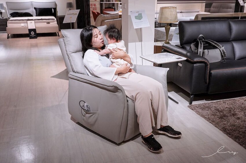 晶華傢俱洲際店 | 台中家具推薦,百款平價精品床墊沙發任君挑選,還有哺乳媽媽必推的沃荷電動單人沙發哦~ - 艾薇覓食趣
