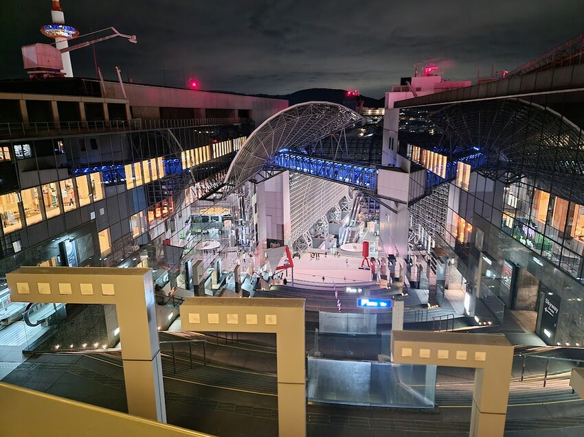 [旅遊]日本 京都 誰說賞景要花錢 免費近距離欣賞京都塔及京都美麗市景 京都駅ビル空中経路