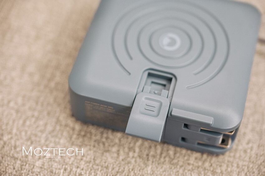 3C 開箱 | MOZTECH 萬能充 Pro | 多功能五合一行動電源 | 高質感旅行必備好物，免帶線還配有 MagSafe  磁吸