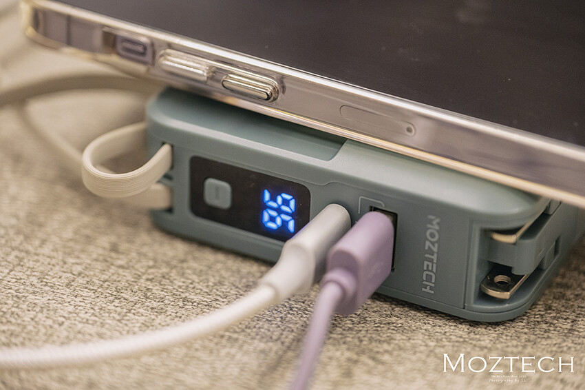 3C 開箱 | MOZTECH 萬能充 Pro | 多功能五合一行動電源 | 高質感旅行必備好物，免帶線還配有 MagSafe  磁吸