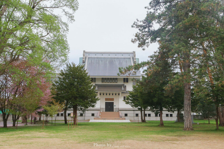 【北海道旭川景點】北海道護國神社，日式庭院池塘，多種原生花草與樹木。