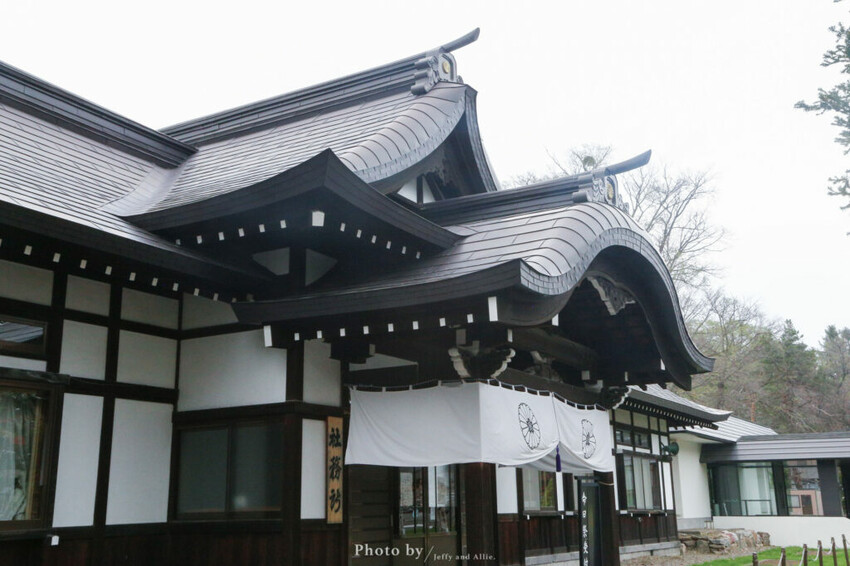 【北海道旭川景點】北海道護國神社，日式庭院池塘，多種原生花草與樹木。