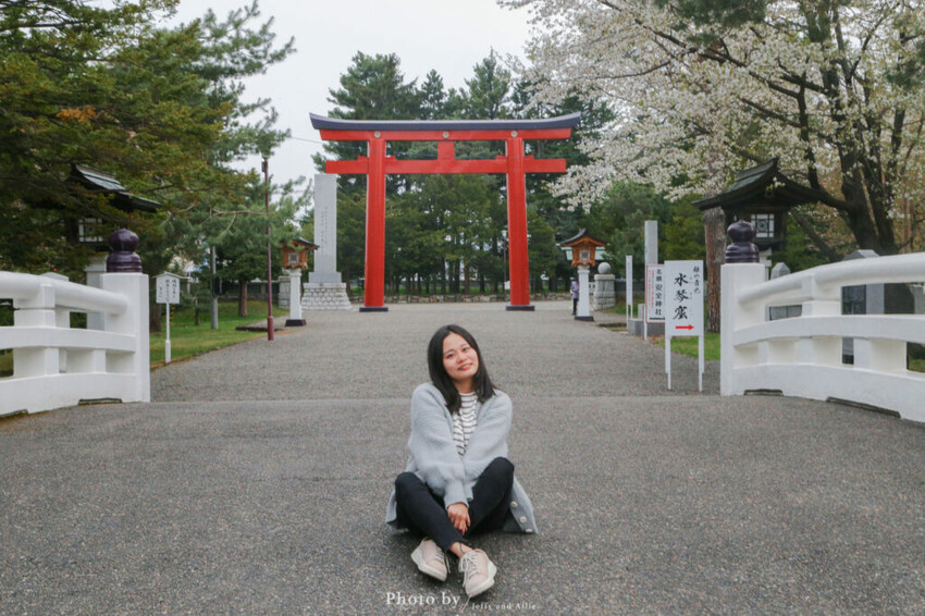 【北海道旭川景點】北海道護國神社，日式庭院池塘，多種原生花草與樹木。