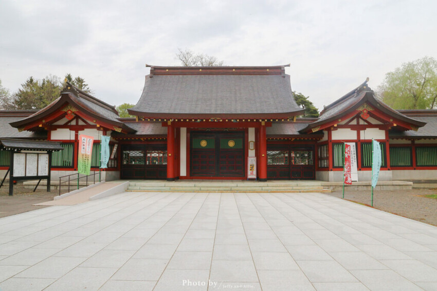 【北海道旭川景點】北海道護國神社，日式庭院池塘，多種原生花草與樹木。