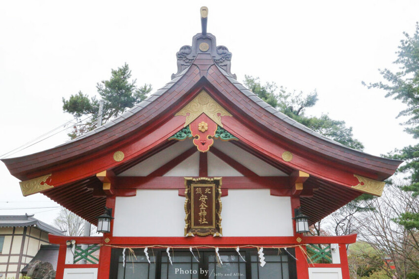 【北海道旭川景點】北海道護國神社，日式庭院池塘，多種原生花草與樹木。