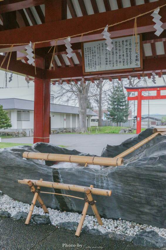 【北海道旭川景點】北海道護國神社，日式庭院池塘，多種原生花草與樹木。