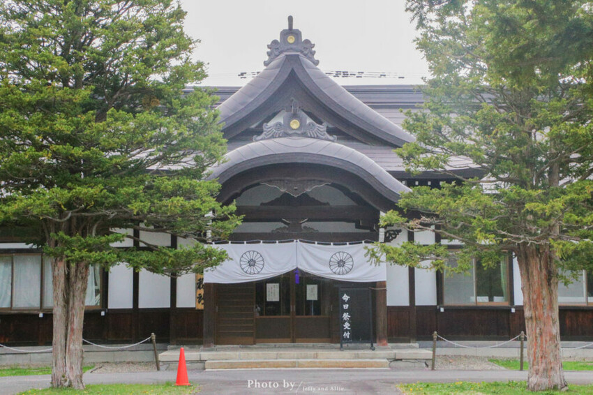 【北海道旭川景點】北海道護國神社，日式庭院池塘，多種原生花草與樹木。