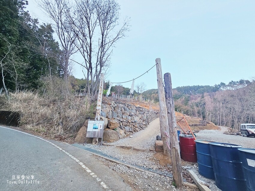 天空の鳥居｜河口湖河口淺間神社遙拜所 . 鳥居搭配壯闊的富士山美景 . 天空鳥居 🌱豆芽出國趣日本