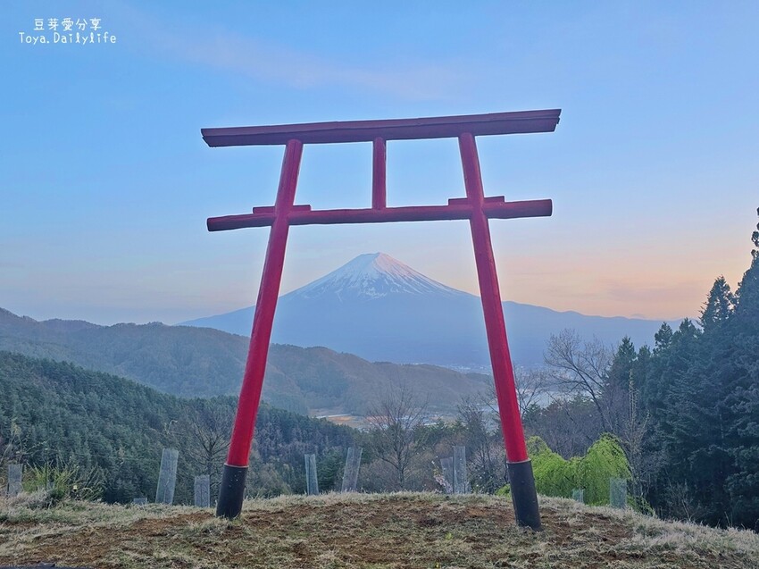 天空の鳥居｜河口湖河口淺間神社遙拜所 . 鳥居搭配壯闊的富士山美景 . 天空鳥居 🌱豆芽出國趣日本