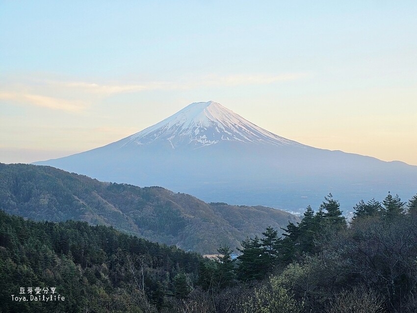 天空の鳥居｜河口湖河口淺間神社遙拜所 . 鳥居搭配壯闊的富士山美景 . 天空鳥居 🌱豆芽出國趣日本