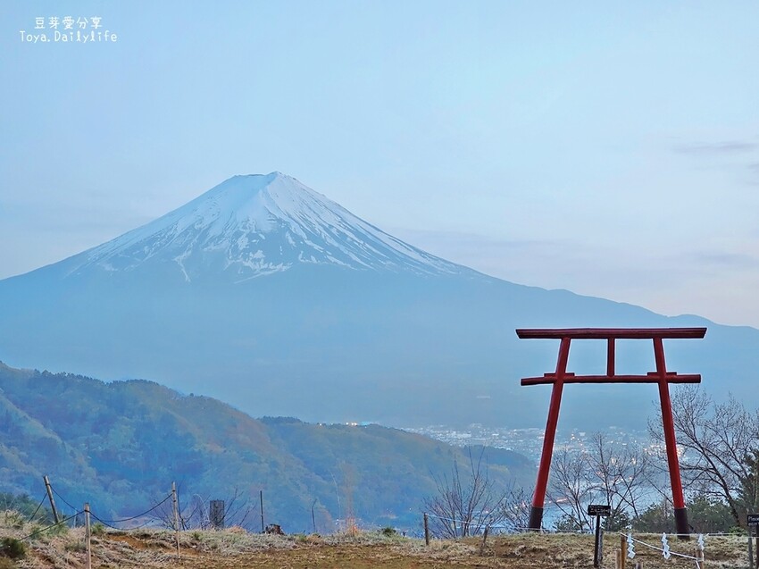 天空の鳥居｜河口湖河口淺間神社遙拜所 . 鳥居搭配壯闊的富士山美景 . 天空鳥居 🌱豆芽出國趣日本