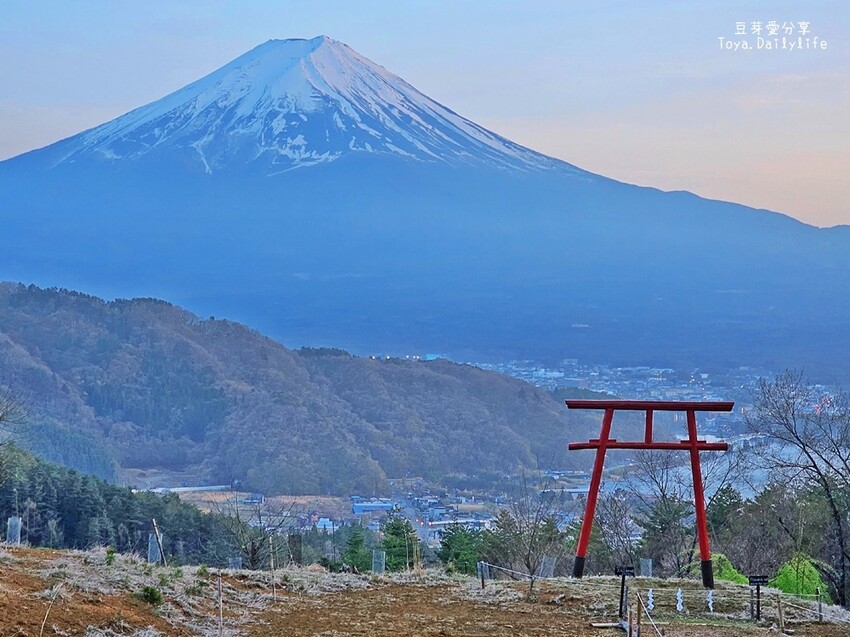 天空の鳥居｜河口湖河口淺間神社遙拜所 . 鳥居搭配壯闊的富士山美景 . 天空鳥居 🌱豆芽出國趣日本