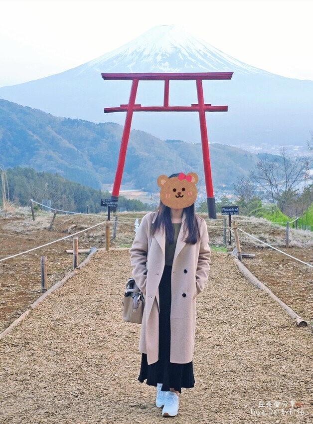 天空の鳥居｜河口湖河口淺間神社遙拜所 . 鳥居搭配壯闊的富士山美景 . 天空鳥居 🌱豆芽出國趣日本