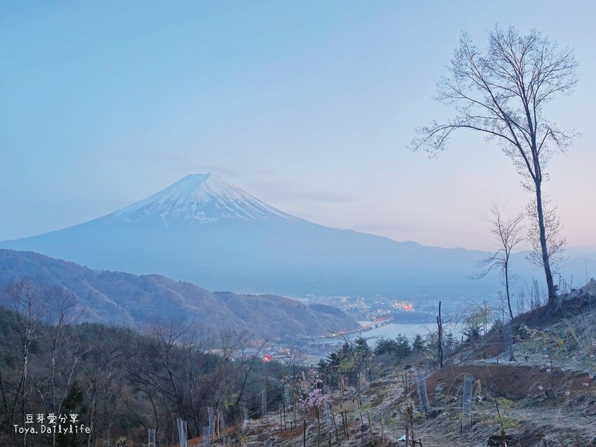 天空の鳥居｜河口湖河口淺間神社遙拜所 . 鳥居搭配壯闊的富士山美景 . 天空鳥居 🌱豆芽出國趣日本