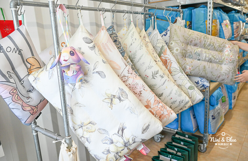 皮爾卡登寢具文創園區|嘉義一日遊免費景點好停車,寢具床墊(千坪倉庫)特賣還有許多拍照打卡場景 @Nini and Blue 玩樂食記