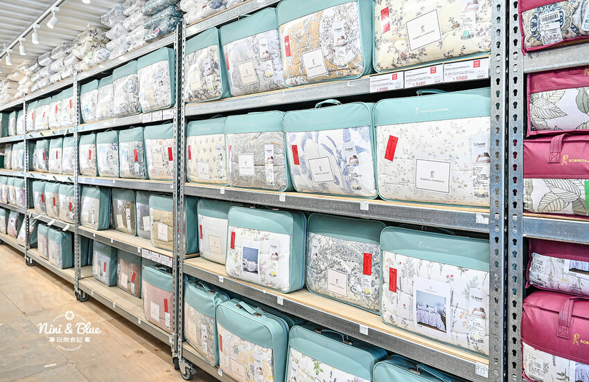 皮爾卡登寢具文創園區|嘉義一日遊免費景點好停車,寢具床墊(千坪倉庫)特賣還有許多拍照打卡場景 @Nini and Blue 玩樂食記