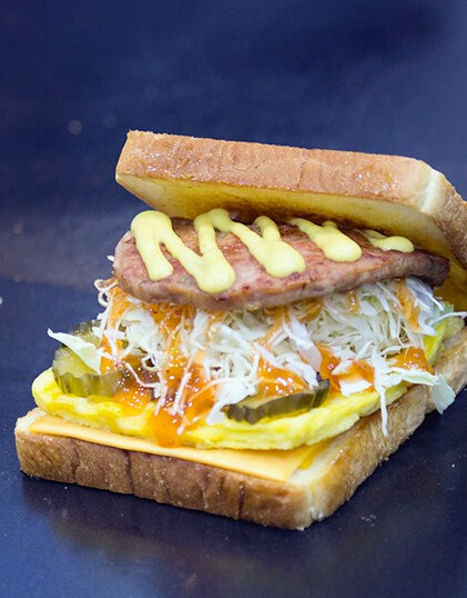 ◎【首爾超人氣 Isaac Toast 明洞聖堂店 (有中文服務)】首爾必吃，最愛他的美乃滋！