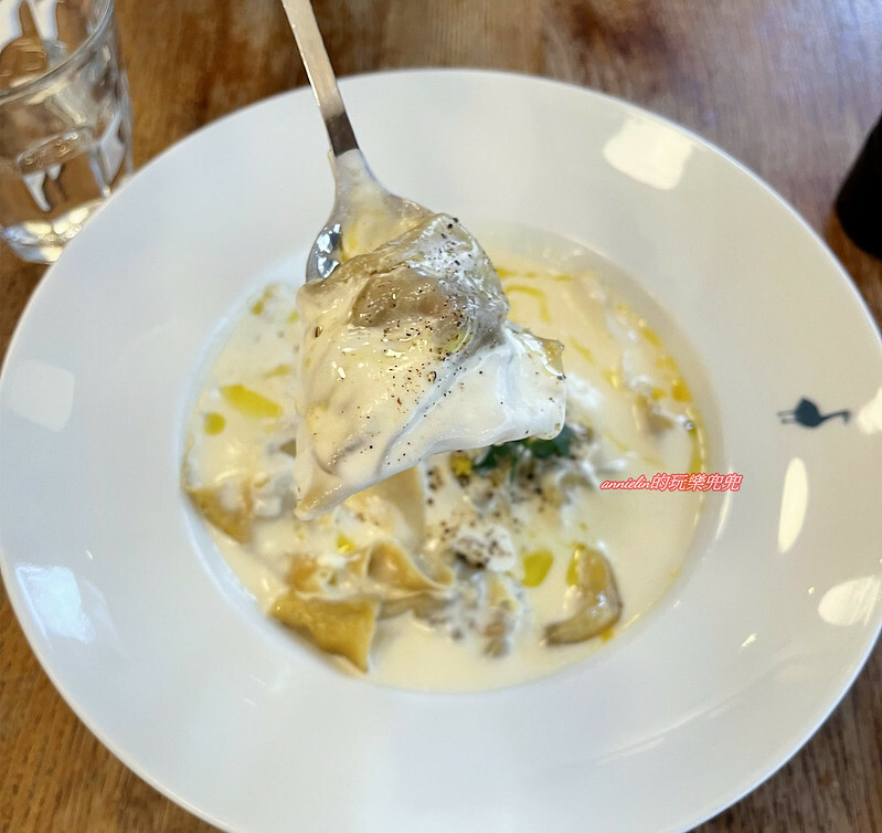 ◎【法國巴黎－激推美食！松露鵝肝餃子－le Comptoir de la gastronomie 】每桌必點！鵝肝松露醬汁，一口秒