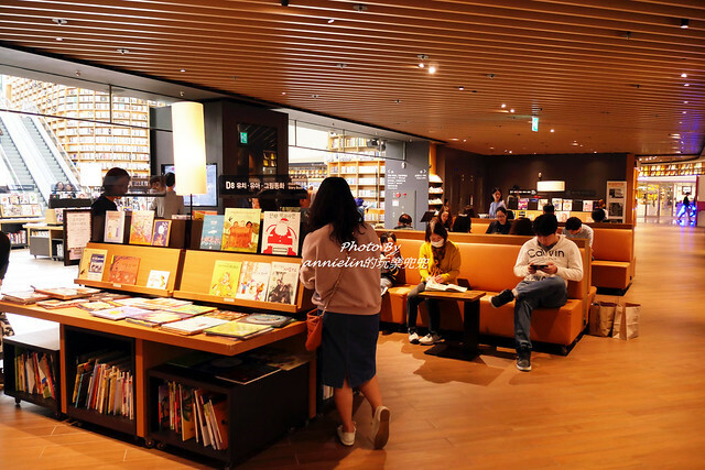 ◎【首爾 coex mall 星空圖書館－巨型書架太震撼】超浪漫根本拍韓劇，看不懂韓文書沒關係，文青拍照或IG打卡