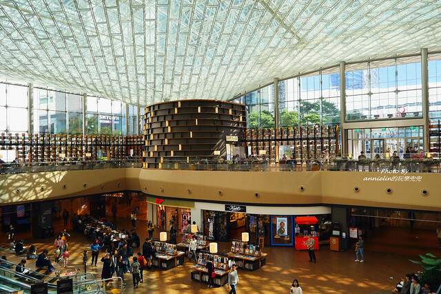 ◎【首爾 coex mall 星空圖書館－巨型書架太震撼】超浪漫根本拍韓劇，看不懂韓文書沒關係，文青拍照或IG打卡