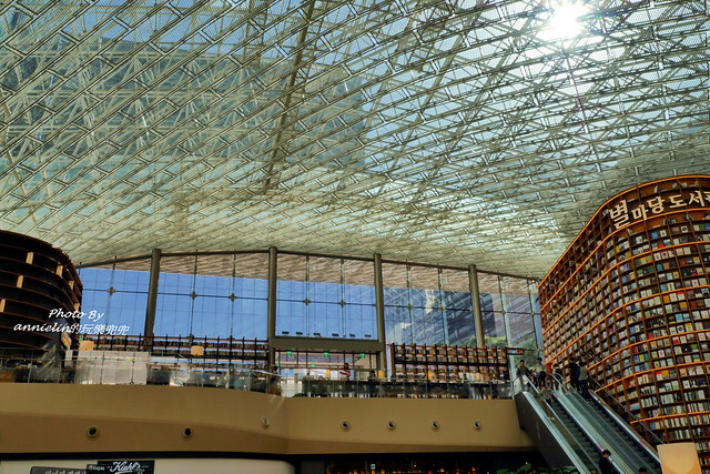 ◎【首爾 coex mall 星空圖書館－巨型書架太震撼】超浪漫根本拍韓劇，看不懂韓文書沒關係，文青拍照或IG打卡