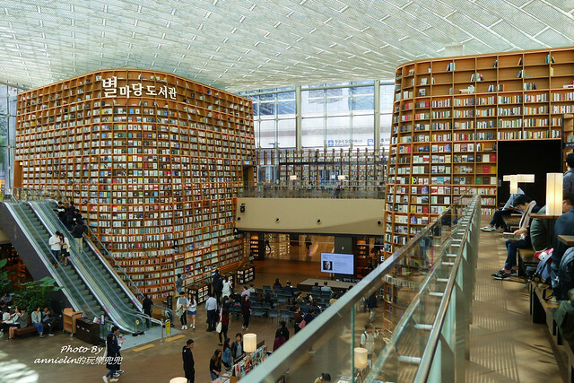◎【首爾 coex mall 星空圖書館－巨型書架太震撼】超浪漫根本拍韓劇，看不懂韓文書沒關係，文青拍照或IG打卡