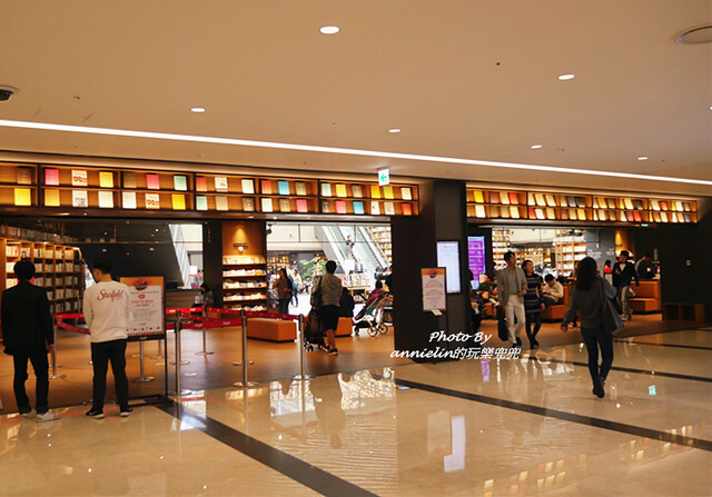◎【首爾 coex mall 星空圖書館－巨型書架太震撼】超浪漫根本拍韓劇，看不懂韓文書沒關係，文青拍照或IG打卡