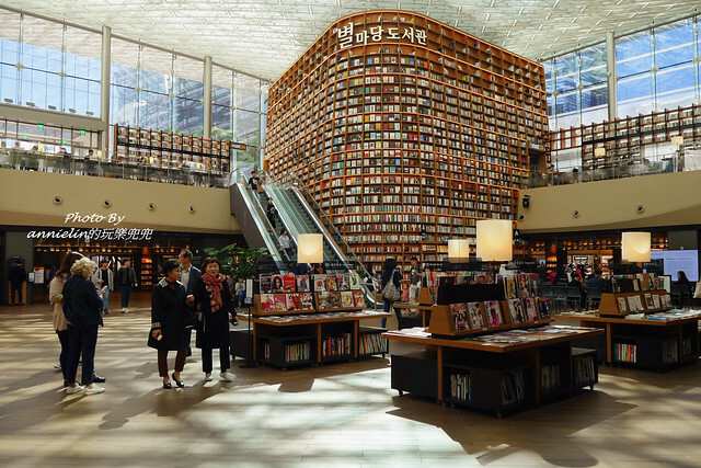 ◎【首爾 coex mall 星空圖書館－巨型書架太震撼】超浪漫根本拍韓劇，看不懂韓文書沒關係，文青拍照或IG打卡