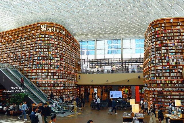 ◎【首爾 coex mall 星空圖書館－巨型書架太震撼】超浪漫根本拍韓劇，看不懂韓文書沒關係，文青拍照或IG打卡