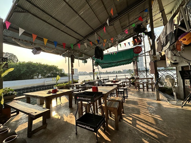 【亞洲，泰國，曼谷】 TeawKorTeawRimnam（ร้านเตี๋ยว ก็ เตี๋ยว ริมน้ำ），地方法院旁巷弄間的面河的美味