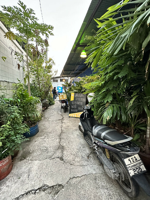 【亞洲，泰國，曼谷】 TeawKorTeawRimnam（ร้านเตี๋ยว ก็ เตี๋ยว ริมน้ำ），地方法院旁巷弄間的面河的美味