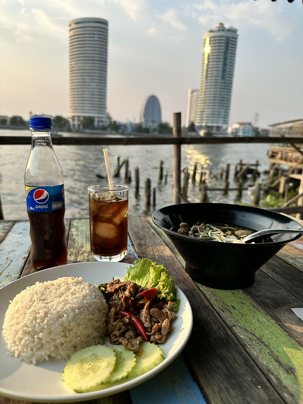 【亞洲，泰國，曼谷】 TeawKorTeawRimnam（ร้านเตี๋ยว ก็ เตี๋ยว ริมน้ำ），地方法院旁巷弄間的面河的美味