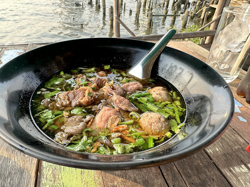 【亞洲，泰國，曼谷】 TeawKorTeawRimnam（ร้านเตี๋ยว ก็ เตี๋ยว ริมน้ำ），地方法院旁巷弄間的面河的美味