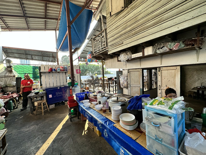 【亞洲，泰國，曼谷】 TeawKorTeawRimnam（ร้านเตี๋ยว ก็ เตี๋ยว ริมน้ำ），地方法院旁巷弄間的面河的美味