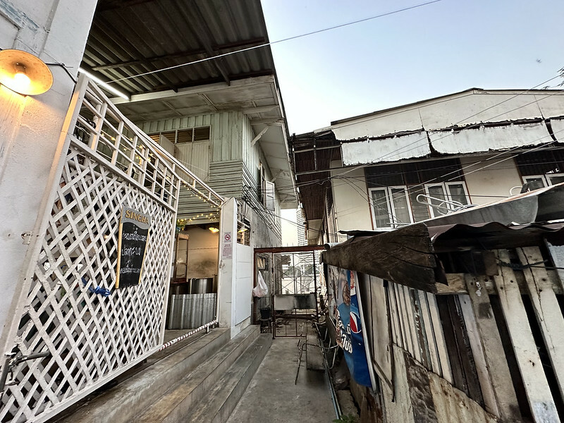 【亞洲，泰國，曼谷】 TeawKorTeawRimnam（ร้านเตี๋ยว ก็ เตี๋ยว ริมน้ำ），地方法院旁巷弄間的面河的美味