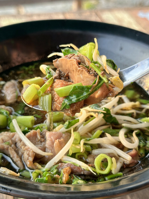 【亞洲，泰國，曼谷】 TeawKorTeawRimnam（ร้านเตี๋ยว ก็ เตี๋ยว ริมน้ำ），地方法院旁巷弄間的面河的美味