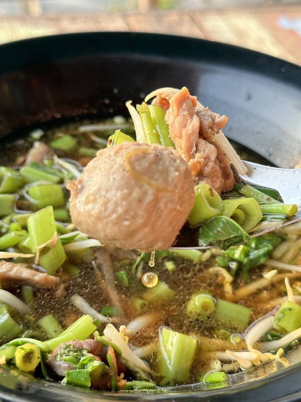 【亞洲，泰國，曼谷】 TeawKorTeawRimnam（ร้านเตี๋ยว ก็ เตี๋ยว ริมน้ำ），地方法院旁巷弄間的面河的美味