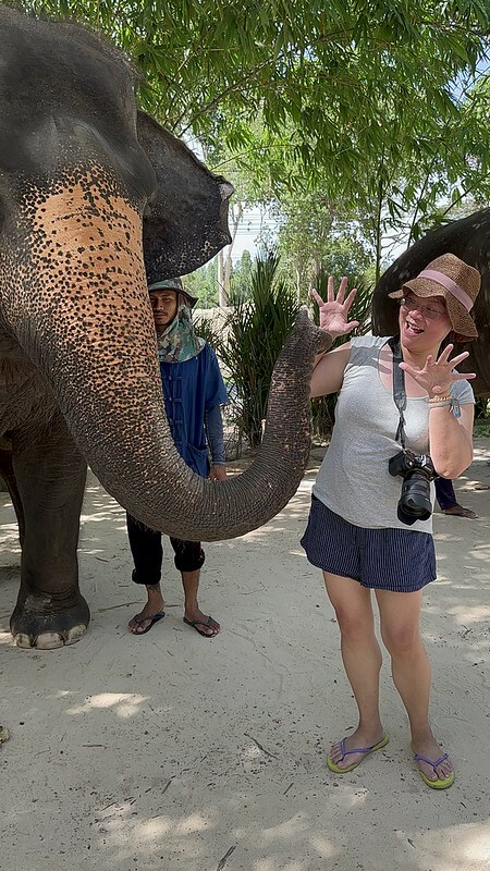 【亞洲，泰國，普吉島】在普吉島大象叢林保護區Green Elephant Sanctuary Park Phuket 餵食大象，跟大象洗