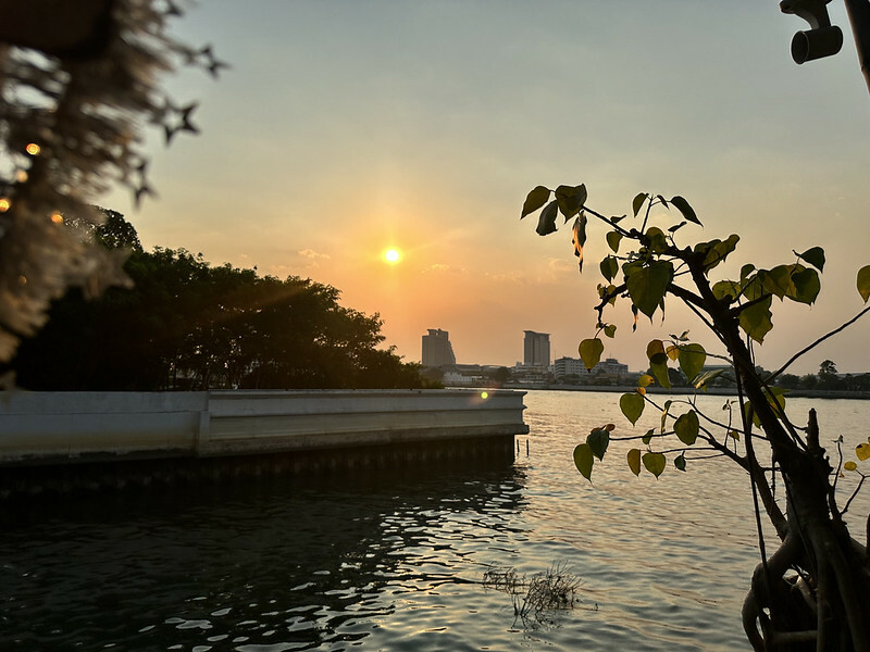 【亞洲，泰國，曼谷】 TeawKorTeawRimnam（ร้านเตี๋ยว ก็ เตี๋ยว ริมน้ำ），地方法院旁巷弄間的面河的美味